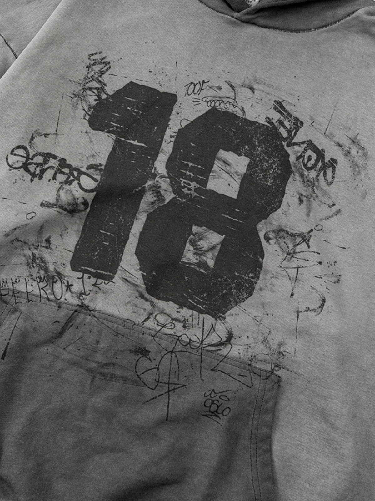 EIGHTEEN HOODIE